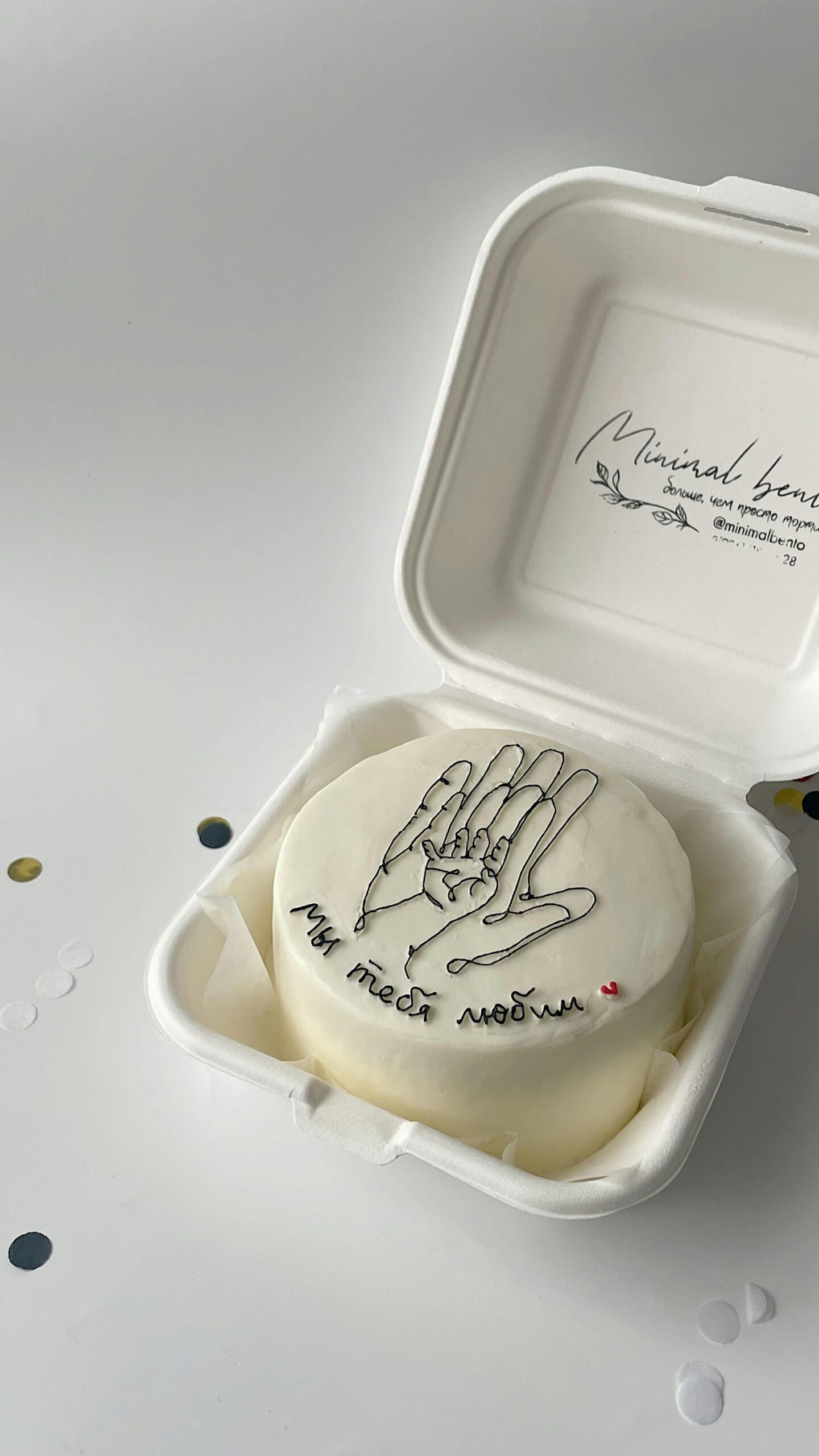 free-photo-of-white-cake-in-box
